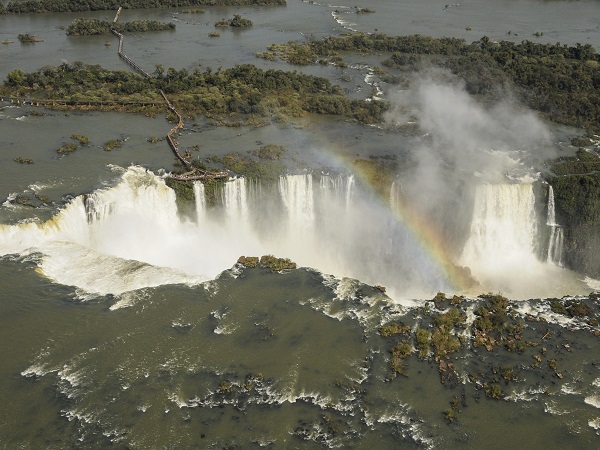 Meglio dare la precedenza al Nord del Brasile, in cui predomina il cuore verde della Foresta Amazzonica ma si trovano anche regioni ricche di storia e di tradizioni come lo Stato di Bahia, oppure al Sud, con Rio de Janeiro, San Paolo e Brasilia?