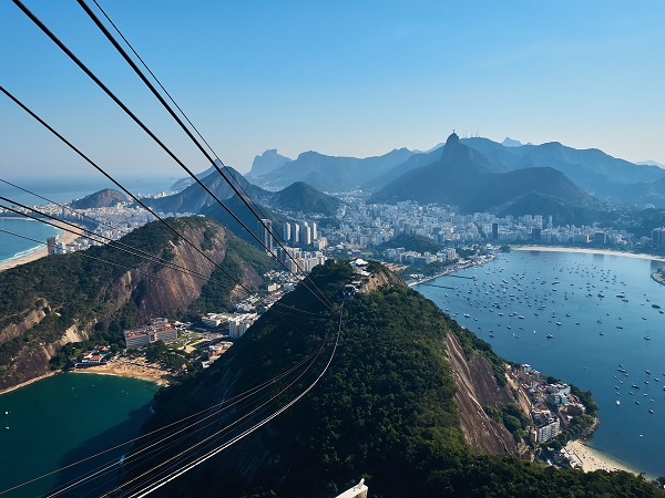 In varie località del Brasile è possibile assistere a manifestazioni molto più autentiche rispetto allo scintillio per turisti del Carnevale di Rio de Janeiro, che in ogni caso resta uno dei più spettacolari eventi del mondo.