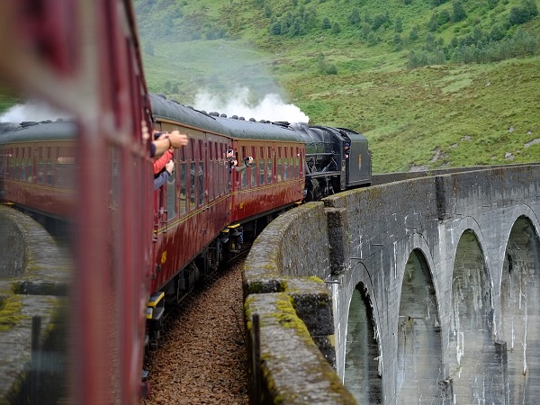 Con il cineturismo puoi prendere il treno che gli studenti usano per raggiungere la scuola di magia al castello di Hogwarts, partendo dal famoso binario 9¾.