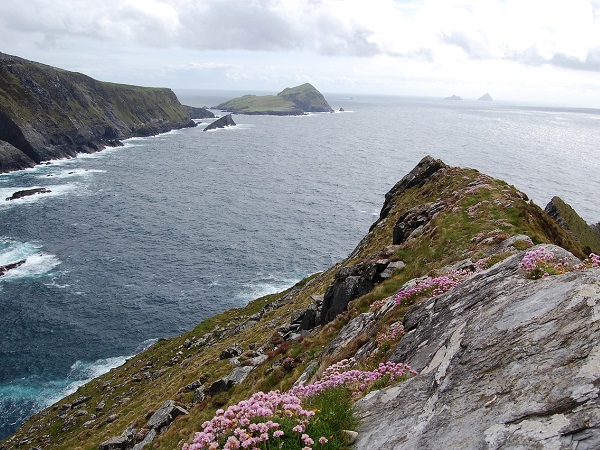 Se poi vuoi far rendere al meglio la tua “cinevacanza”, in meno di 10 giorni in Irlanda puoi prendere due piccioni con una fava e visitare le magnifiche location che hanno fatto da sfondo (o da protagonisti?) a Star Wars e a Il Trono di Spade. 