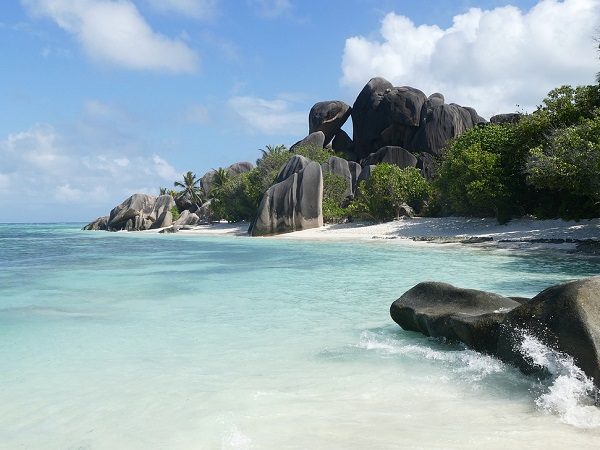 Anse Source d’Argent, da anni votata come la spiaggia più bella al mondo dai lettori del National Geographic, combina acqua cristallina e rocce così belle da sembrare finte