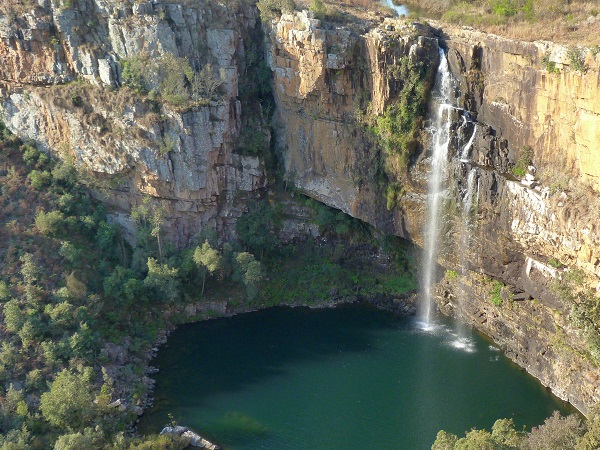 Giuseppe consiglia di percorrere la Panorama Route che lo è di fatto e non solo di nome, in un susseguirsi di cascate e di colpi d’occhio sulla spaccatura verdeggiante del Blyde River Canyon.