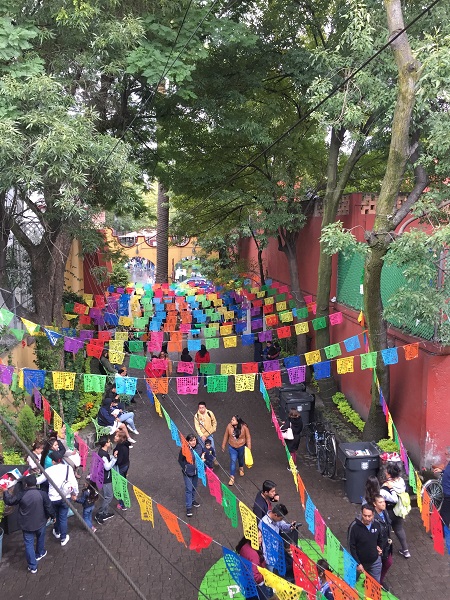 Non perdete l’occasione di immergervi nel pittoresco quartiere di Coyoacán, soprattutto nei weekend, quando si anima più che mai.