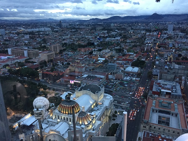 Dall’alto della Torre Latinoamericana vi accorgerete di non riuscirete a intravedere i confini della megalopoli.