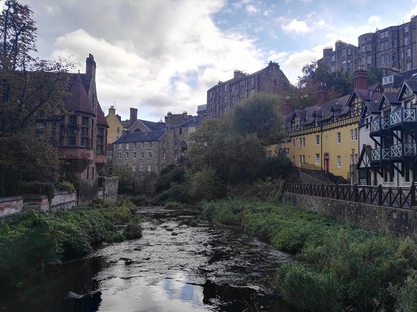 Il Dean Village, un grazioso borgo immerso nel verde e affacciato sul fiume Leith.