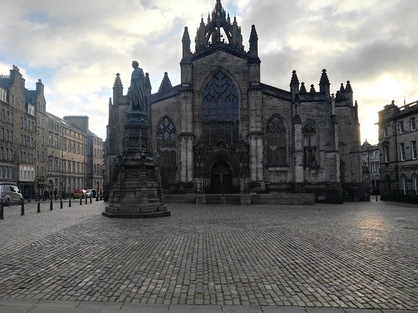 Edimburgo, città musicale e gotica, merita anche solo una sosta durante un viaggio verso destinazioni più lontane.