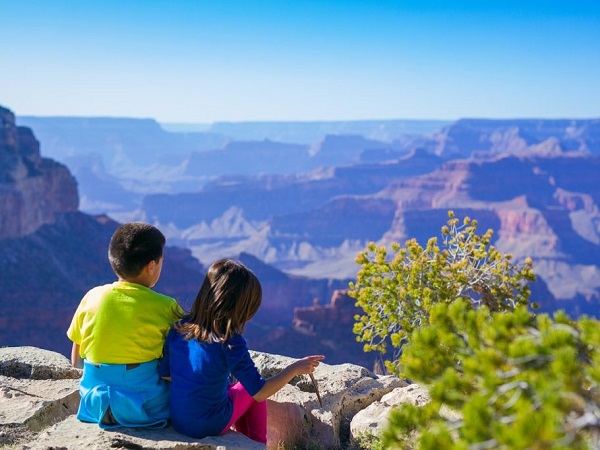 Chissà quante volte avrai consigliato a chi ha figli di portarli in giro per il mondo dicendo “viaggiare fa bene” o “viaggiare apre la mente”. Ma fino a che punto questi due concetti sono veri?