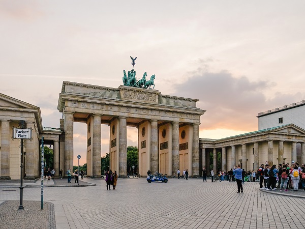 A Berlino una foto davanti alla Porta di Brandeburgo è d’obbligo, come una capatina ad Alexanderplatz e al Memoriale delle vittime dell’Olocausto. 