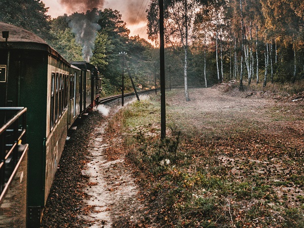 C'è chi si immagina su un treno a vapore, seduto in un vecchio scompartimento in legno, mentre ascolta la vita degli altri e racconta la sua. 