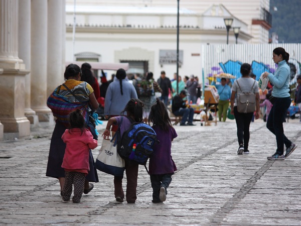 Solo l’1% della popolazione del Chiapas è alfabetizzata e i bambini crescono lungo le strade vendendo banane essiccate, anziché dietro i banchi di scuola.