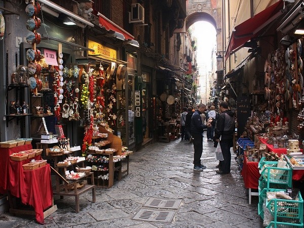 I quartieri spagnoli, un’area enorme compresa tra piazza del Plebiscito e via Montecalvario, costituiscono una delle anime di Napoli assolutamente da scoprire. 