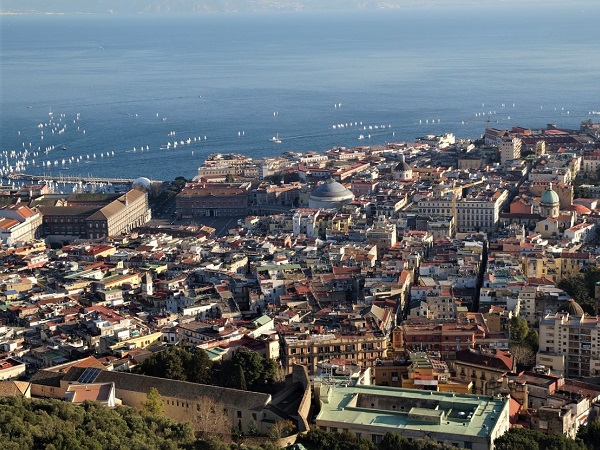 Daniela si è affidata alla mia organizzazione per un weekend a Napoli con la figlia. Al rientro, le ho chiesto se le andasse di scrivermi una recensione e lei ha fatto molto di più: ha scritto un piacevole racconto che è anche una piccola guida per farsi un’idea della città.