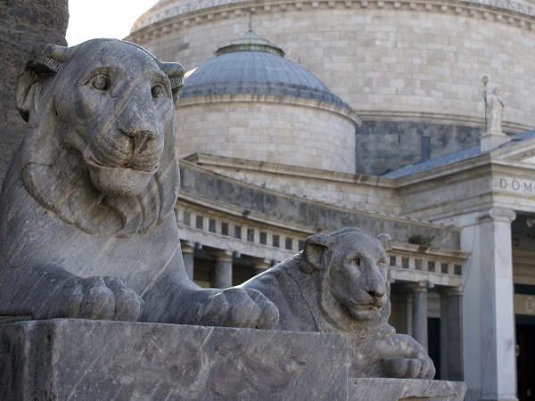 Napoli, piazza Plebiscito: svettano la Basilica Reale San Francesco di Paola e il Palazzo Reale.