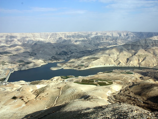 Il Wadi Mujib è un paesaggio che lascia senza fiato: ondulato, giallo, brullo, con il profondo canyon.