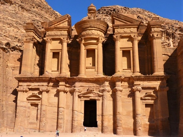 A Petra, per raggiungere il Monastero bisogna salire (e poi scendere!) 800 scalini irregolari scavati nella roccia.