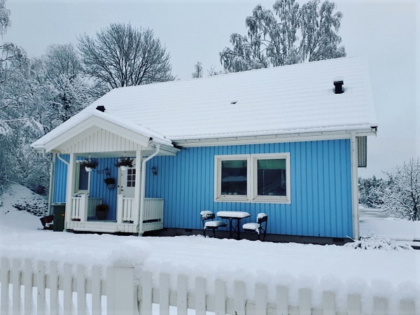 Le casette colorate piene di neve che si incontrano qua e là nei pressi del lago Langsjon fanno pensare a Narnia.