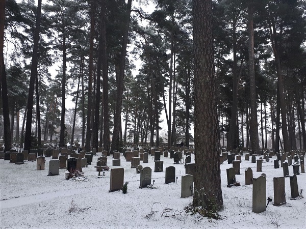 Skogskyrkogarden è un cimitero veramente insolito: un cimitero nel bosco.