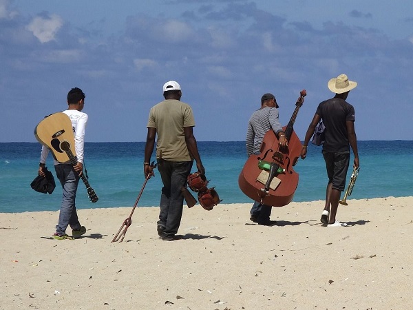 Il sud è la Cuba più vera: le piazze di Holguin, le bellissime spiagge di Guardalavaca, la smagliante Playa Esmeraldae il safari a Cayo Saetìa.