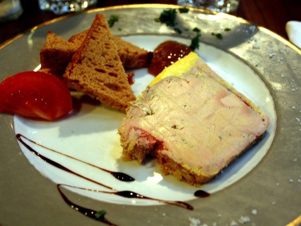 Per gli amanti del paté, la Francia offre infinite varianti, a partire dal classico foie gras di anatra o di oca, in genere servito con crostini e composte di frutta.