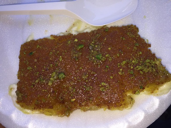 Nella città bassa di Amman c’è un microscopico locale da asporto, simile alle nostre pizzerie al taglio, dove preparano il miglior knafeh della Giordania.
