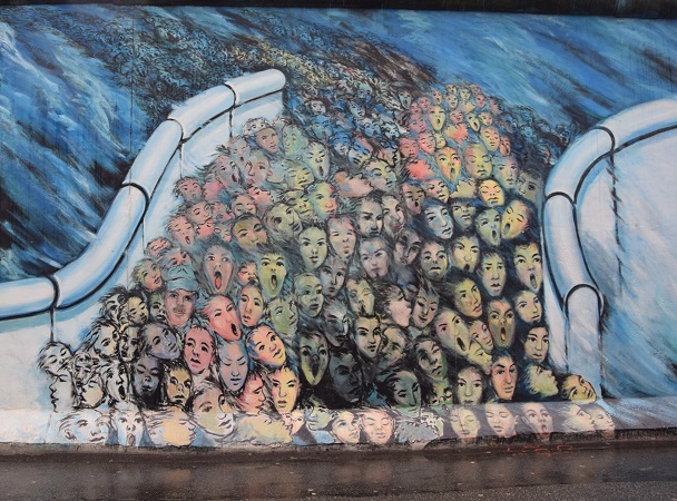 Al museo all’aperto che è la East- Side Gallery di Berlino, chiunque si appoggia al Muro per uno scatto davanti al bacio di Brezhnev e Honecker.