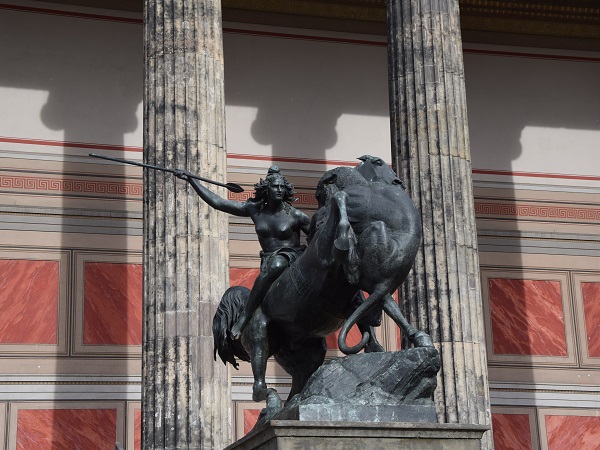 Berlino è una città schiva, ti resta acciambellata sotto i piedi. Ogni tanto hai l’impressione che qualcosa ti osservi, ma poi ti giri e non vedi nulla, se non strade e palazzi. 