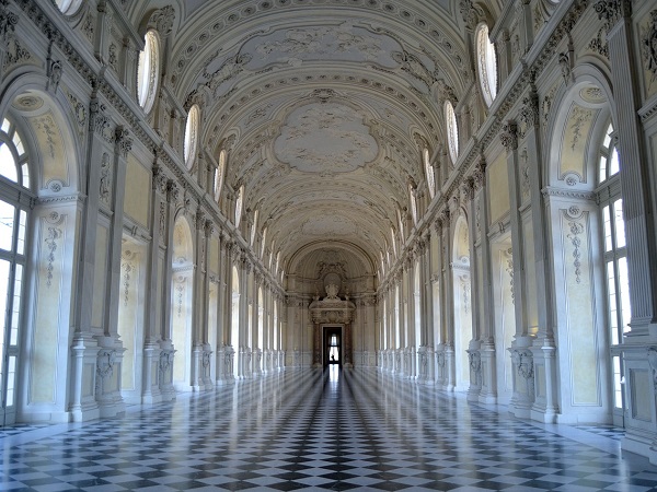 La Venaria reale è dimora regale che doveva esaltare la grandiosità di una dinastia, quindi non ci si può lamentare se i soffitti sono tanto alti da farti sentire omuncolo ristretto.