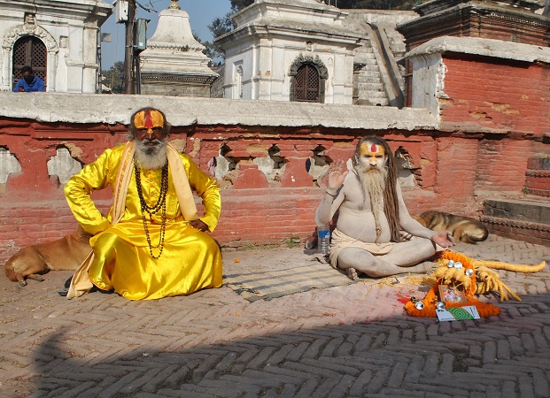 Pashupatinath è la Varanasi del Nepal. Impossibile non passare a farsi benedire da uno dei tanti sadhu.