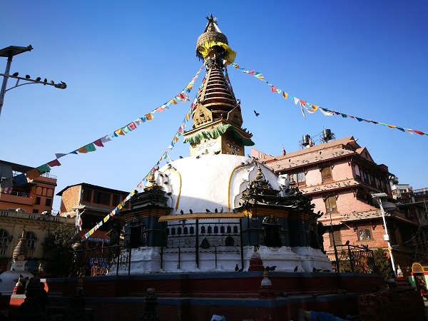 Kathmandu è una città che lascia spiazzati. Te ne accorgi quando, dal caos di Thamel, approdi alla prima piazzetta che nasconde un tempio.