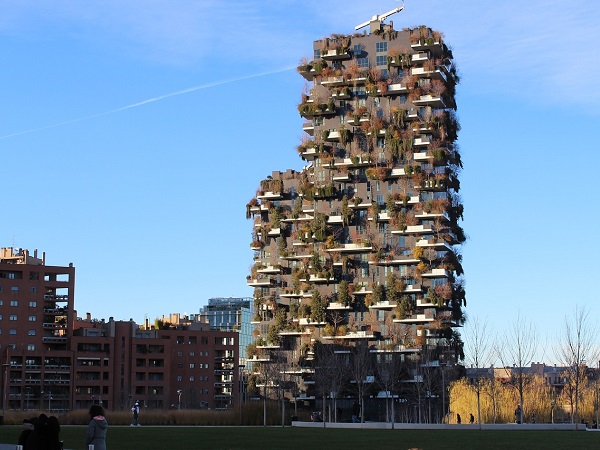 Milano, con la sua abitudine a essere formicaio su ruote con i clacson facili, il 25 aprile ha strade deserte. Trovi parcheggio a costo zero vicino a piazza Gae Aulenti, alle spalle del parco della Biblioteca degli alberi e della coppia di grattacieli verdeggianti del Bosco verticale. 