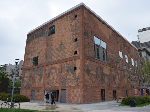 La Casa della Memoria,un cubo rivestito di tessere in gradazioni di marrone che ricompongono a puzzle immagini storiche e ritratti, non se la fila quasi nessuno.