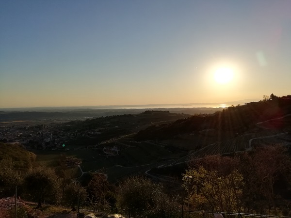 Sara raccomanda ai visitatori del festival Sulle strade di cogliere l’occasione del più o meno lungo viaggio in Valpolicella per fare una deviazione verso San Giorgio di Valpolicella.