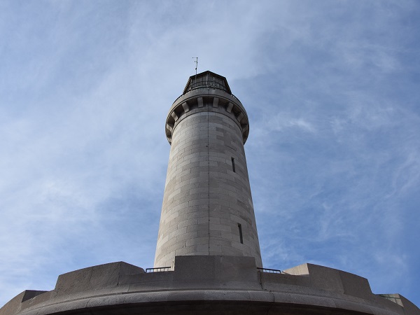 Seguendo le rive, verso est arrivi al molo Fratelli Bandiera e al faro della Lanterna.