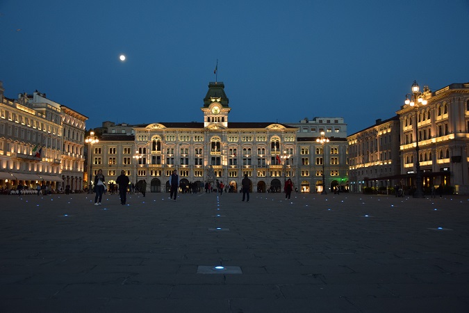 A metà maggio Trieste è tranquilla e rilassante. Impossibile non imbattersi in piazza Unità d’Italia.