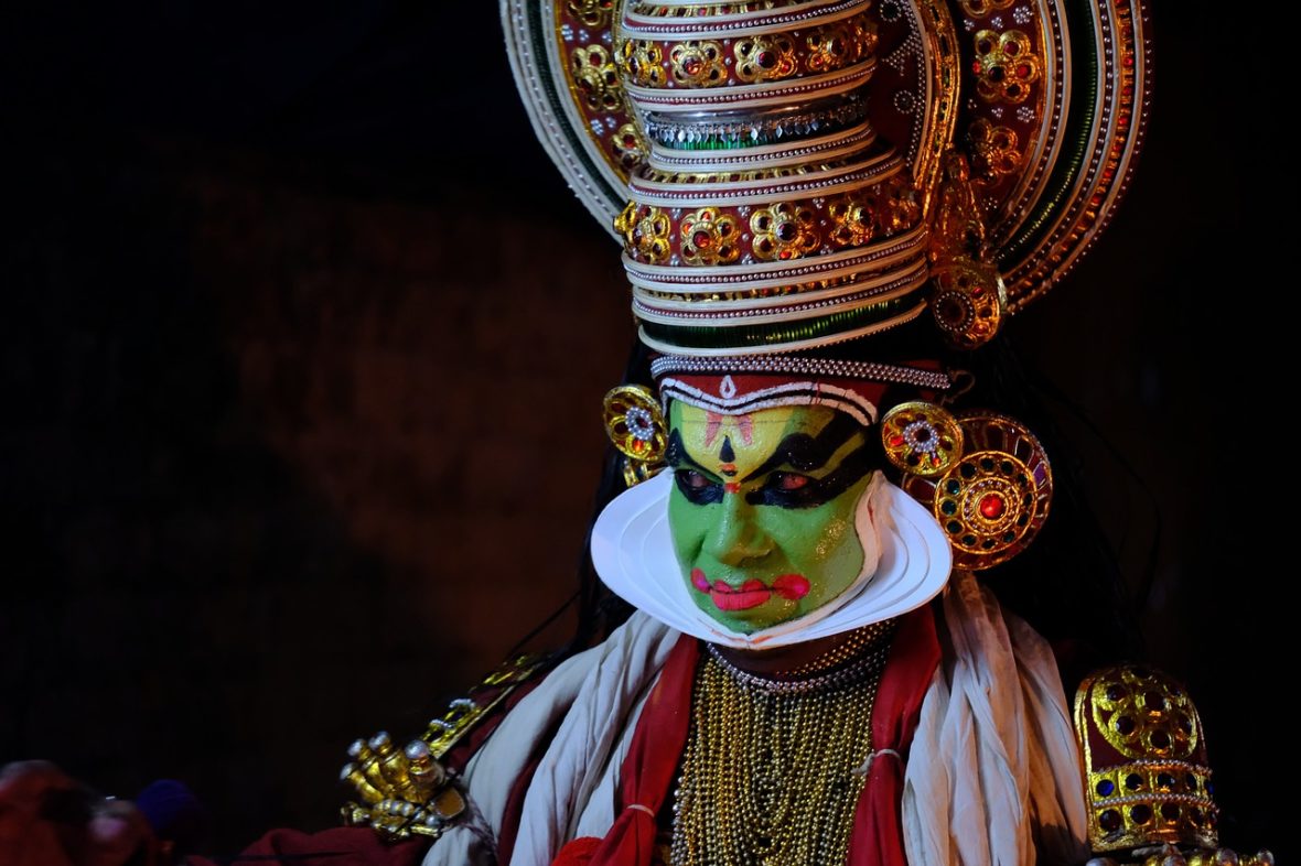 Il Kerala ha alcune tradizioni caratteristiche. come il kathakali, una forma di teatro-danza.