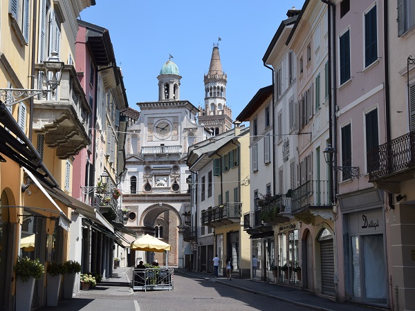 Crema è la cittadina delle palazzine dai colori pastellati a non più di tre piani, comunque sempre meglio limitarsi a due e in gradazioni color crema (forse per rispetto del nome).