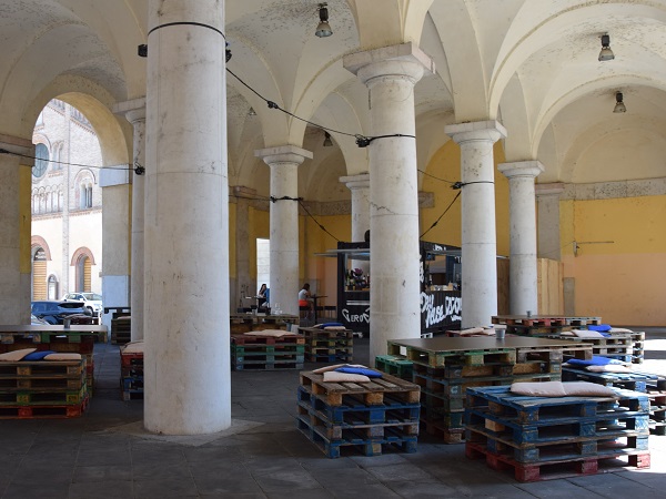 Per pranzo opto per il chiringuito che addobba il portico del Mercato del lino e dei grani, con i suoi tavoli realizzati con i pallet e la musica orecchiabile.