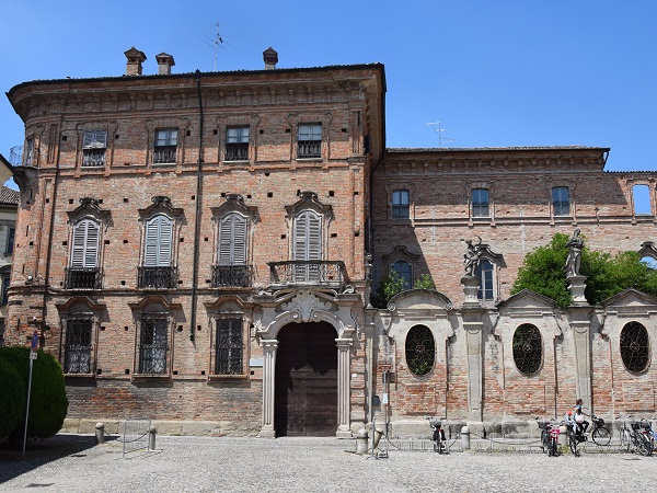 Il palazzo Terni già Bondenti accanto al Museo Civico.