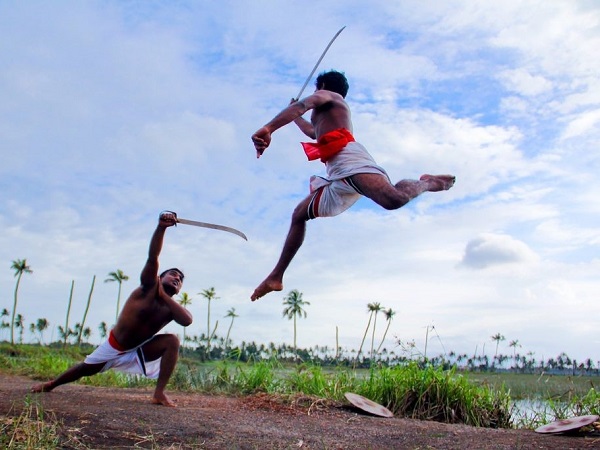 Il kalaripayattu, un’arte marziale nata nel Kerala. Assistere a uno spettacolo è un’esperienza singolare, molto autentica, perché tra il pubblico sarai l’unico straniero.