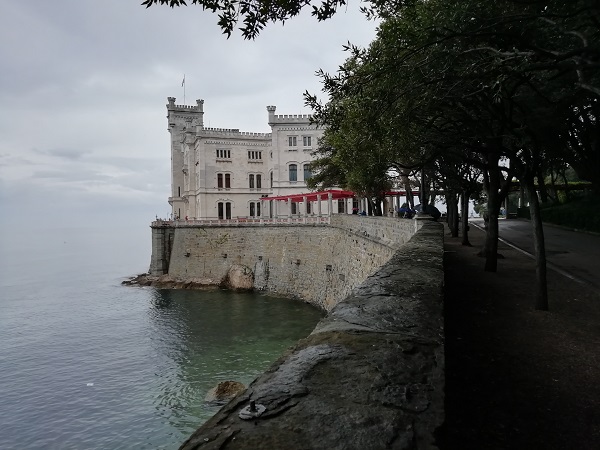 Il Miramar è il castello che rimira il mare e che sa di fiaba più che di storia.