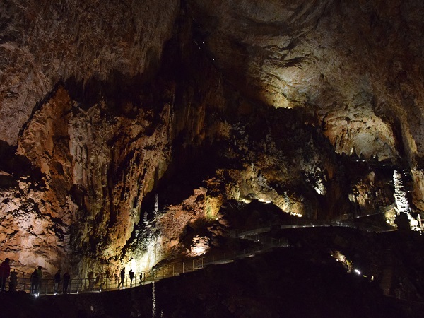 La Grotta Gigante si trova alle spalle della città, il che la rende comoda ultima tappa prima dell’ingresso in autostrada. 