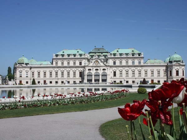 Imperdibile il Castello del Belvedere, capolavoro di architettura barocca circondato da magnifici giardini e fontane.