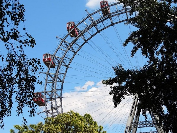 Per rompere il ghiaccio con una capitale in cui si è appena arrivati, quale modo migliore se non andare subito al Prater? Il parco dei divertimenti è famoso per la storica ruota panoramica.