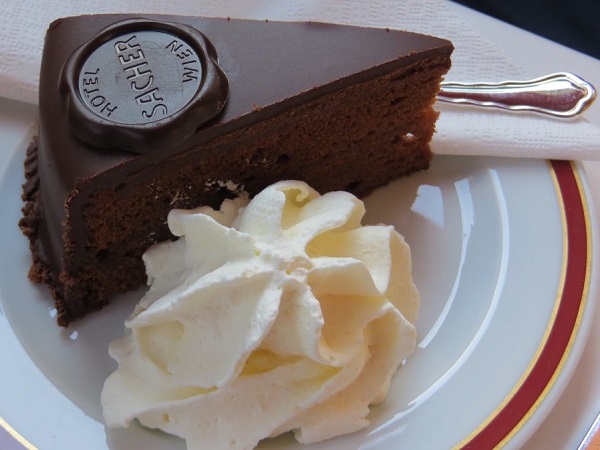 Passeggiando lungo la via pedonale Graben e poi la Kohlmarkt, si arriva al caffè storico Demel, dove si può gustare una Sachertorte originale.