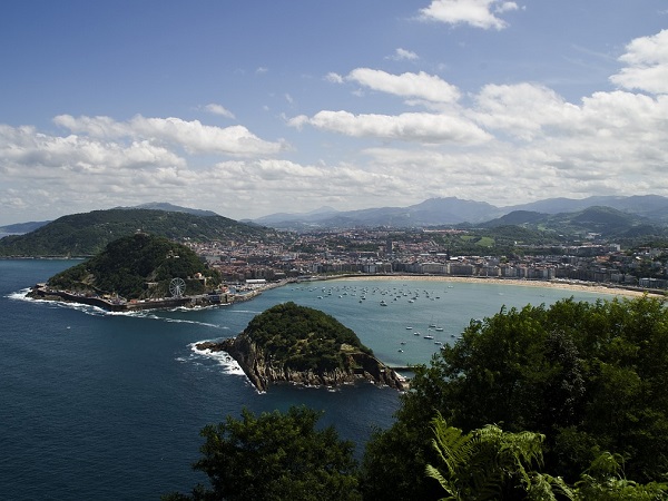 Perché non pensare a un soggiorno a San Sebastian per addii al celibato e al nubilato, dove assaggiare i pintxos, fette di pane con sopra uno o più ingredienti, con txikito (vino rosso), considerati da Lonely Planet una delle migliori esperienze enogastronomiche del mondo. 