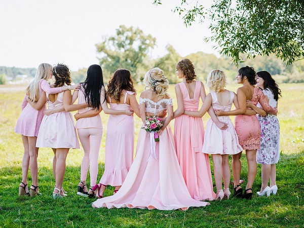 Mentre gli sposi stanno organizzando il loro matrimonio nei minimi particolari, gli amici organizzano gli addii al celibato e al nubilato.