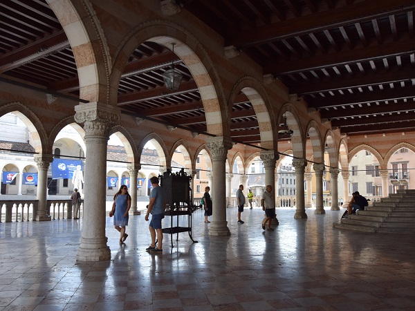 Piazza della Libertà è una collezione d’arte a cielo aperto che comprende una fontana, diverse statue, il Porticato di San Giovanni, la Torre dell’orologio e la Loggia del Lionello.