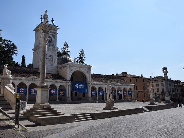 Camminare per il centro di Udine è come giocare a unire i puntini che sono le piazze: per quante deviazioni tu possa improvvisare non riuscirai mai a evitarle.