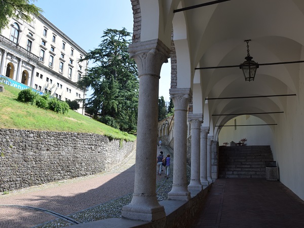 Se il vento pulisce il cielo dall’afa estiva, salire a piedi al Castello di Udine è un obbligo. 