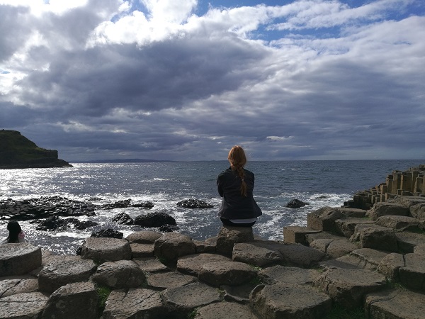 Seguendo il versante occidentale d’Irlanda arriviamo al Selciato del gigante. Ma oddio quanta gente! Camminiamo e camminiamo fino a che le persone non sono poche abbastanza da non nascondere fette di oceano.